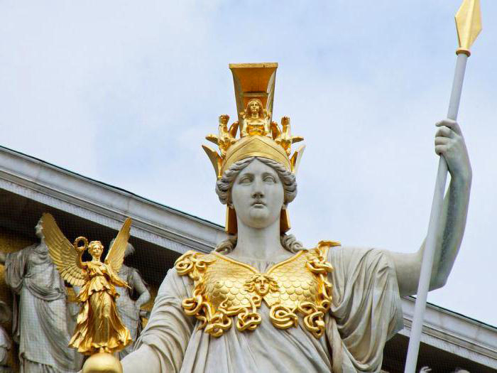 Статуя Афины перед зданием парламента в Вене